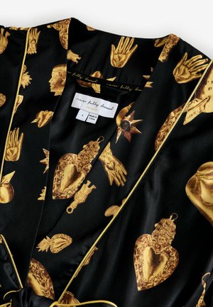 Čierny saténový župan s motívmi zlatých rúk, sŕdc a klasických sôch, s hladkou textúrou a kontrastným zlatým lemovaním.