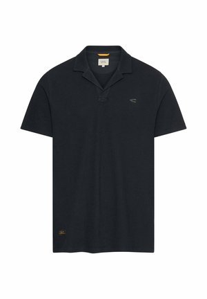 Schwarzes Polohemd mit kurzen Ärmeln, Kragen, kleinem Logo auf der linken Brust und einem Etikett nahe dem unteren Saum vor weißem Hintergrund.