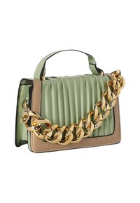 Grön och beige konstläderhandväska med en kviltad textur, ett guldkedjesnöre och en strukturerad form. Har ett handtag på toppen och kontrasterande kant.