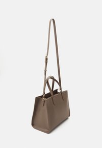 Brūns mākslīgās ādas rokassoma ar strukturētu formu, diviem augšējiem rokturiem un noņemamu plecu siksnu. Iezīmē minimālistisku dizainu un tīr�ām līnijām.