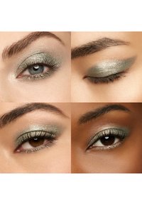 Close-up van vier ogen met metallic groene oogschaduw. Verschillende texturen en tinten versterken de oogleden, omlijst door gedefinieerde wenkbrauwen.