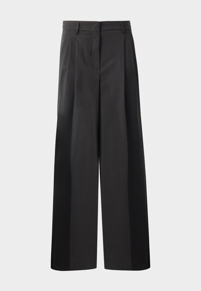 Pantaloni neri a gamba larga con vita alta, caratterizzati da pieghe frontali, una texture liscia e una finitura sartoriale. Progettati per un fit rilassato.