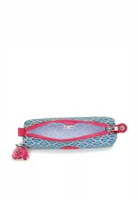Un astuccio rettangolare con un motivo blu e rosa, realizzato in materiale testurizzato. Presenta una cerniera rosa e un charm peloso rosa.