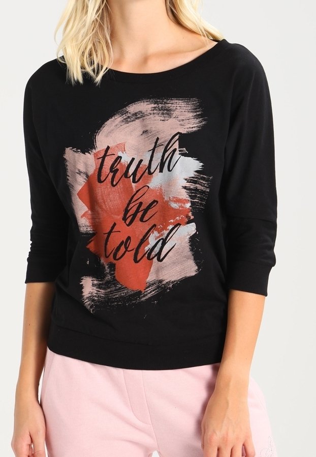 Schwarzer, langärmeliger Pullover mit einem grafischen Druck, der den Text "Wahrheit gesagt" in Schwarz über einem abstrakten roten und rosa Pinselstrich-Design zeigt.