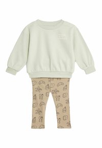 Felpa in cotone verde chiaro con polsini elasticizzati e testo "I croissant sono per la DOMENICA". Leggings beige con una stampa di cibo in marrone.