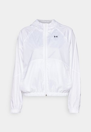 Biela capa s kapucňou vyrobená z ľahkej tkaniny s elastickými manžetami a pásom. Obsahuje zips po celej dĺžke a detail loga na hrudi.