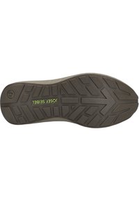 Sål med en struktureret, gummioverflade i mørkebrun, der har et geometrisk dækmønster og et grønt logo, der læser "JOSEF SEIBEL."