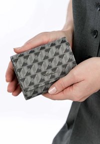 Portafoglio grigio con un pattern geometrico che presenta triangoli. Realizzato in materiale testurizzato, include un logo argentato ed è dotato di una chiusura sicura.
