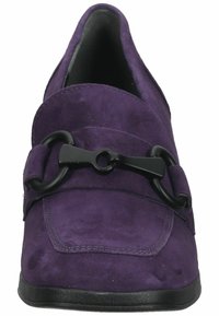 Mocassin en daim violet avec détail mors en métal noir et semelle noire, vu de face.