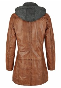 Giacca in pelle marrone con cappuccio in stile felpa grigia, caratterizzata da una vestibilità aderente e dettagli di cucitura visibili lungo le cuciture.