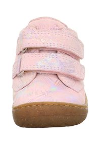 Rosa synthetischer Schuh mit drei Klettverschlüssen, strukturiertem Obermaterial und einer flexiblen braunen Gummisohle. Verfügt über ein dezentes schimmerndes Muster.