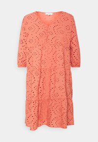 Robe en coton couleur corail avec un décolleté en V, des manches trois-quarts et un design à volants présentant des motifs en broderie à œillets.