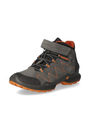 Grauer und schwarzer Wanderschuh mit orangefarbenen Akzenten, Klettverschluss und strukturierter orangefarbener Sohle, konzipiert für Outdoor-Aktivitäten.