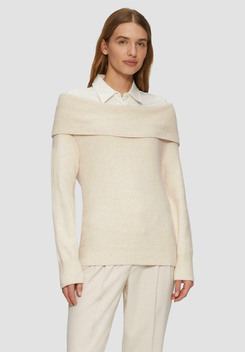 Schulterfreies, hellbeiges Sweatshirt aus weichem Strickmaterial mit einem gerippten Ausschnitt und Bündchen, in lockerer Passform und mit langen Ärmeln.