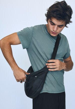Bershka, TECHNICAL MULTI-POCKET - BUCKET BAG - Borsa a tracolla - black