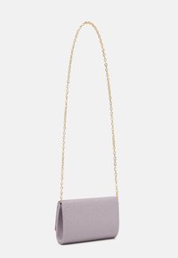 Pochette violette scintillante avec un design plié, dotée d'une bandoulière en chaîne dorée. Texture lisse et forme compacte pour transporter l'essentiel.