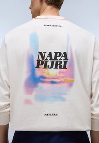 Λευκό πουκάμισο μακρυμάνικο με πολύχρωμο γραφικό σχέδιο στην πλάτη με την επιγραφή "NAPA Pijri" και τα κείμενα "SLOW DOWN." και "REFLECT."
