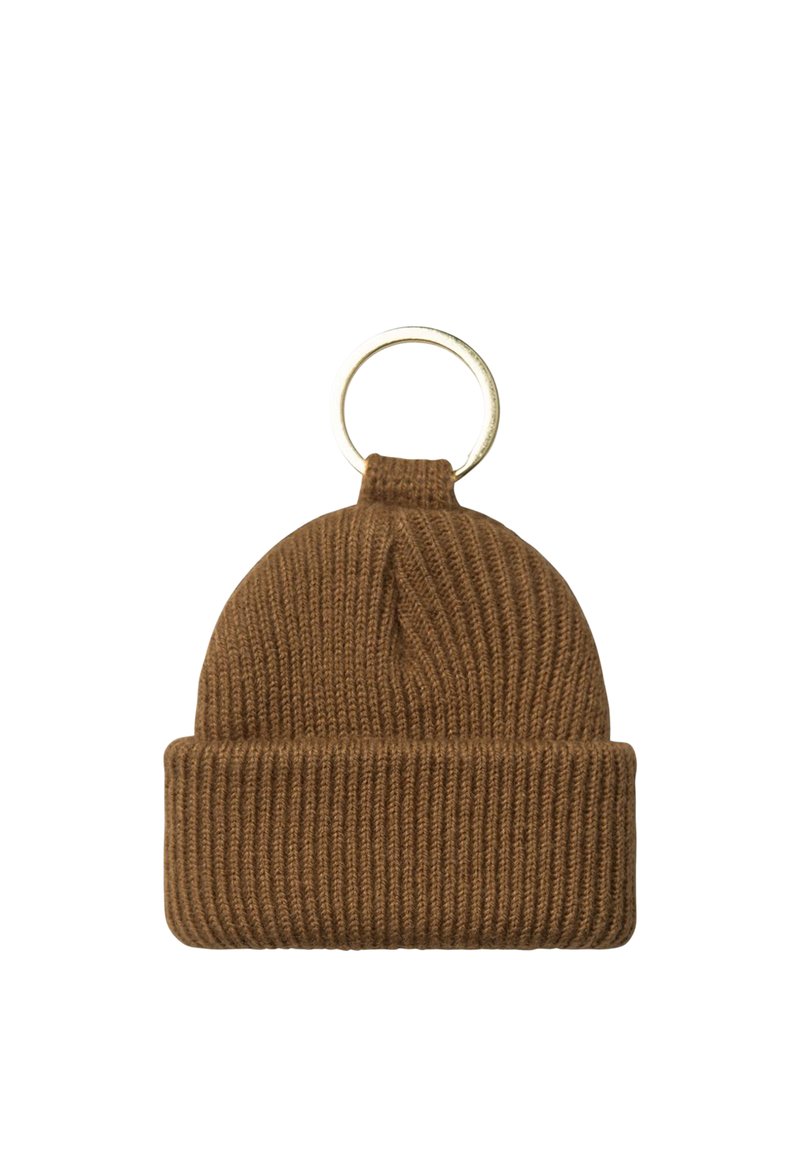 Portachiavi con cappello beanie marrone lavorato a maglia con risvolto piegato e anello metallico attaccato nella parte superiore su sfondo bianco.
