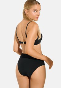 Ensemble de bikini noir comprenant un bas taille haute épuré et un haut assorti avec des bretelles ajustables et des accents en métal doré.