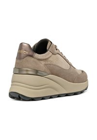 Sneaker in camoscio beige con suola piatta imbottita, suola in gomma nera e accenti metallici bronzo sul tallone e sulla linguetta.