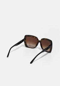 Ochelari de soare cu rame rectangulare groase, din material tortoise-shell, lentile maro degrade, material din acetat neted și detalii accent pe bratul ochelarilor.