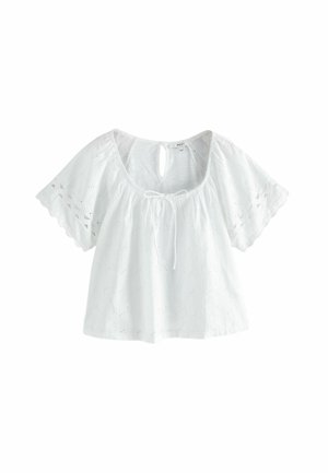 Witte blouse met korte mouwen, opengewerkte details, geschulpte randen, ronde hals, keyhole knoopsluiting aan de achterkant en een strikkoord aan de voorkant.