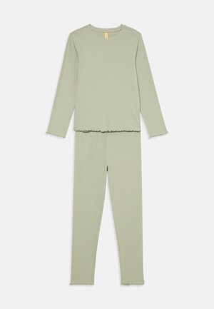 Top à manches longues rayé vert clair et leggings assortis avec des ourlets en dentelle posés à plat sur un fond blanc.