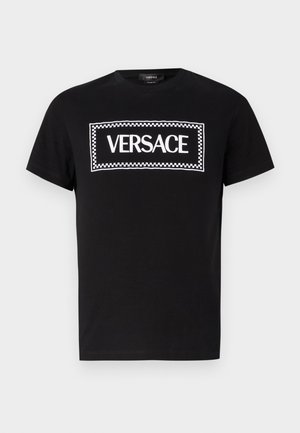 Musta puuvillane T-särk, millel on valge ristkülikukujuline "VERSACE" logo ruuduste äärtega. Lühikesed varrukad ja ümar kaelus.