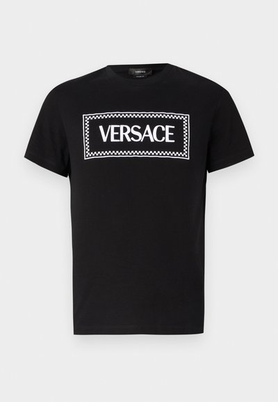 Melna kokvilnas T-kreklu ar baltu taisnstūrveida "VERSACE" logo un šaha galda apmalēm. Īsas piedurknes un apaļa kakla dizains.