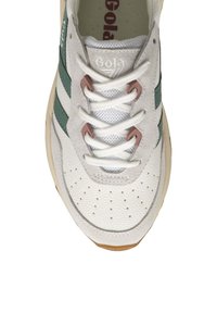 Sneaker bianca con strisce verdi, tomaia in pelle testurizzata e rete, suola in gomma, punta tonda, con un motivo perforato e accenti beige.