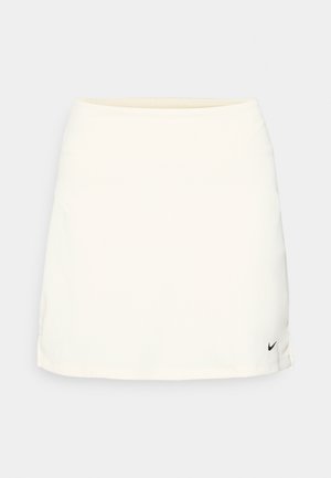 Gonna da tennis bianca con una texture liscia, caratterizzata da una vita bassa e sottili spacchi laterali. Logo Nike nero in basso a destra.