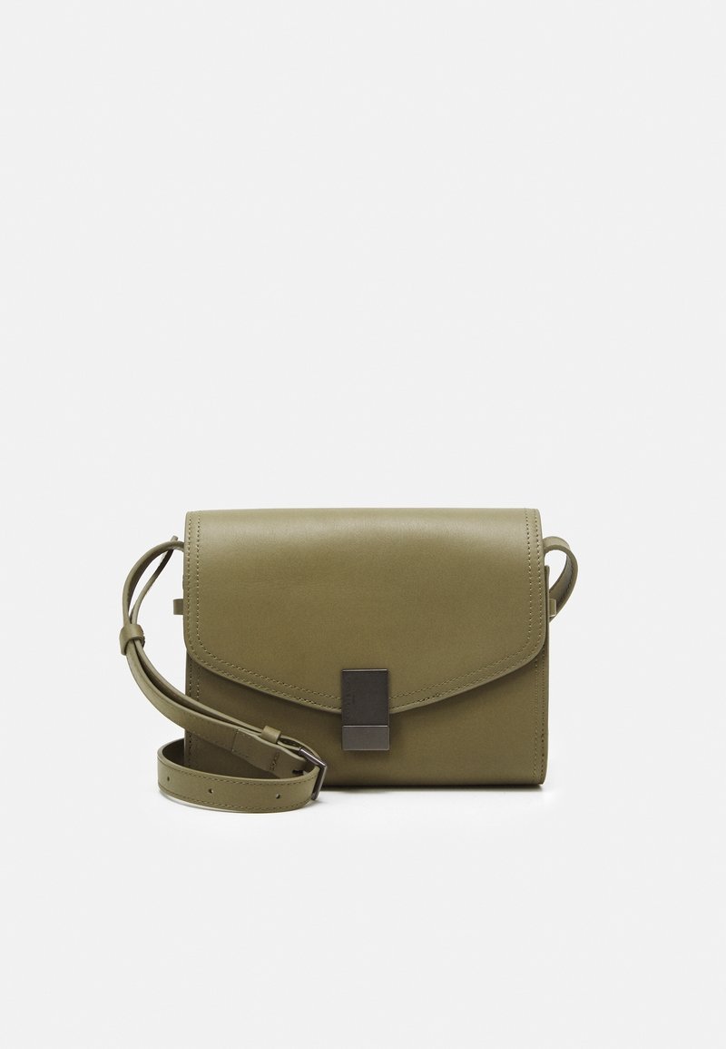 Borsa a spalla in pelle verde oliva con chiusura a flap, tracolla regolabile e un accent metallic rectangular sulla parte frontale. Texture liscia.