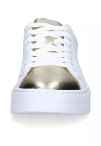 Sneaker bianco con punta metallica dorata, lacci piatti e suola bianca rialzata. Texture liscia sulla tomaia con dettagli cuciti.