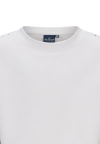 Felpa bianca con collo a girocollo, caratterizzata da dettagli in metallo argentato sulle spalle e una texture liscia. Etichetta visibile all'interno del colletto.