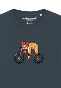 T-shirt gris foncé avec un paresseux en dessin animé sur un vélo rouge avec des roues bleues, portant un casque rouge, détendu les yeux fermés.