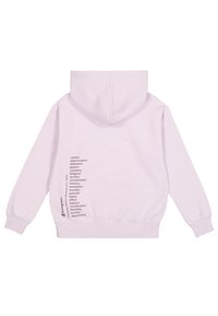 Sudadera de color púrpura claro con un bolsillo tipo canguro y capucha. El texto en la parte posterior enumera palabras como "determinación" y "motivación" en una fuente oscura.