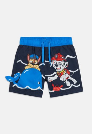 Dětské plavky s modrým pasem, zdobené kreslenými psími postavičkami, modrým velrybám a červeným krabem v hravé mořské scéně.