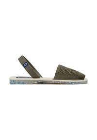 Sandalias verde oliva con parte superior de malla, suela plana y base transparente con motas azules y blancas. Cuenta con correa ajustable en el talón.