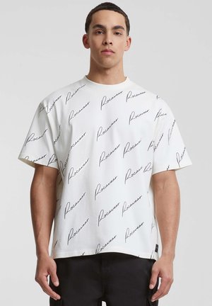Hvid kortærmet t-shirt med en afslappet pasform, der har et gentaget sort skriftskriftlogo throughout. Glat bomuldsstof, minimal detaljer.