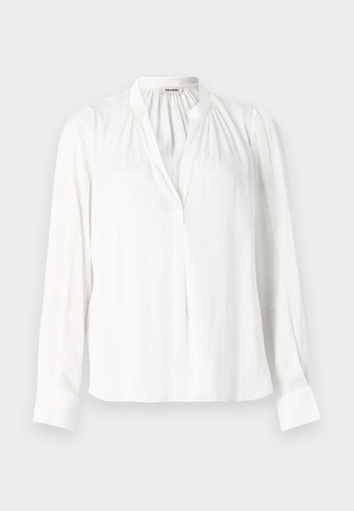 Blouse blanche à manches longues avec col montant, plis froncés près de l'encolure et patte de boutonnage avant dissimulée.