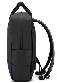 Sac à dos noir slim avec bretelles rembourrées, doubles poignées supérieures, poches latérales et compartiment central zippé, vu de côté.