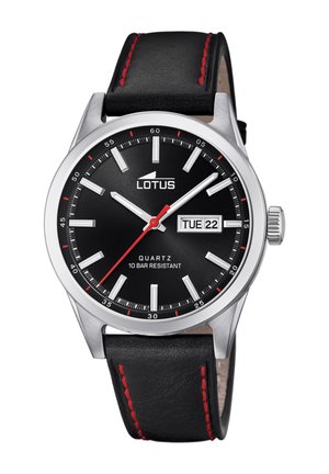 Montre en quartz noire avec boîtier en acier argenté, cadran noir, accents rouges, affichage de la date, et bracelet en cuir noir avec couture rouge. Résistance à l'eau de 10 bars.