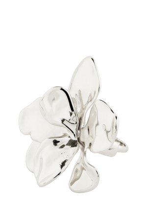 Silver metallic ring shaped like an abstract flower with five rounded, smooth petals on a white background.