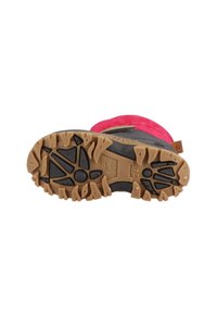 Suela de goma con un patrón de banda de rodadura agresivo, parte superior de tela gris oscuro, cuello rosa brillante y lengüeta naranja. Diseñado para actividades al aire libre.