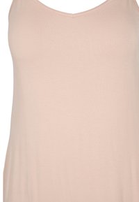 Světle růžový tílko vyrobené z měkkého, elastického materiálu s kulatým výstřihem a jednoduchým, elegantním designem. Hladký povrch, bez zdobení.