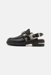 Fekete bőr slingback cipők ezüstszínű részletekkel, lekerekített orral és texturált talppal, díszítő elemekkel a pántokon.