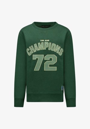 Donkergroene longsleeve trui met "CARS JEANS CHAMPIONS 72" gedrukt in grote lichtgroene letters en cijfers aan de voorkant.