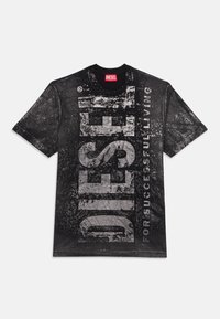 Camiseta negra con gran texto desgastado en gris que dice "DIESEL" y un texto más pequeño que dice "PARA UNA VIDA EXITOSA" en el frente. Mangas cortas, cuello redondo.