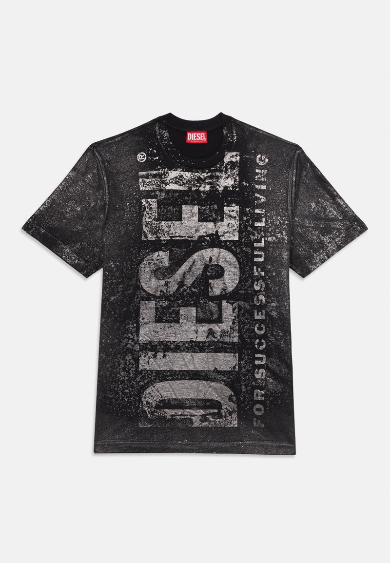 Camiseta negra con gran texto desgastado en gris que dice "DIESEL" y un texto más pequeño que dice "PARA UNA VIDA EXITOSA" en el frente. Mangas cortas, cuello redondo.