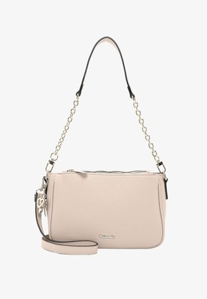 Sac à main en cuir beige avec une chaîne dorée et une bandoulière, fermeture éclair et petit logo métallique à l'avant.